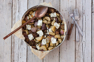 Briam (Kartoffelauflauf, Griechenland) mit Zucchini, Tomaten, Oregano und Feta