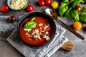 Tomatensuppe mit Basilikum und Mandelblättchen