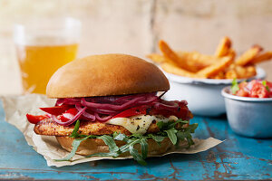 Chickenburger mit Pommes und Salat