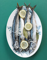 Mackerel in white wine with onions and lemons