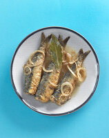 Fried herring with onions and bay leaves