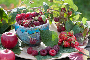 Frisch gepflückte Himbeeren in getöpferter Schale