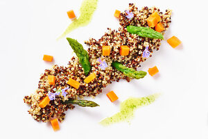 Gedünsteter Quinoa mit sautiertem Spargel und Karotten