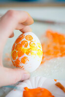 Decorating Easter egg using bubble wrap