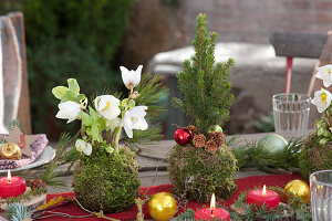 Weihnachtliche Tischdeko auf der Terrasse