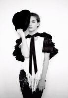 Junge Frau in schwarz-weißem Outfit (Lou Reed - Remake)