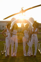 Vier Frauen in weißen Outfits (ABBA - Remake)