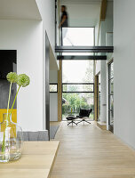 Offener Wohnraum mit doppelter Raumhöhe im Architektenhaus