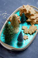 Weihnachtliche Sternplätzchen auf türkisem Tablett