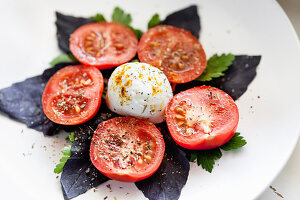 Tomaten, Mozzarella und Purpurbasilikum