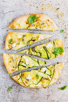 weiße Pizza mit Zucchini, Gorgonzola und Mozzarella