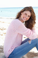 Junge Frau in rosa Pullover