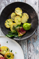 Olivenöl-Kartoffeln mit Kräutern und Balsamico-Feigen