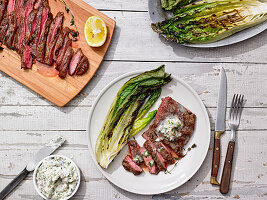 Gegrilltes Skirt Steak mit Schalotten-Thymian-Butter