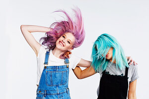 Zwei junge Frauen mit rosa und mit blau gefärbten Haaren