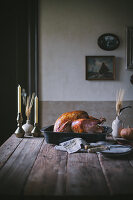 Gebratener Thanksgiving-Truthahn auf rustikalem Holztisch