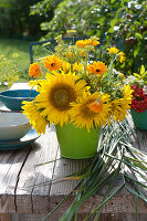 Gelber Strauß aus Sonnenblumen, Ringelblumen und Fenchelblüten