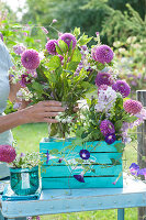 Violetter Sommerstrauß in türkis-blauer Holzkiste