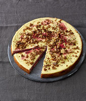 Rote-Bete-Cheesecake mit Knäcke-Walnuss-Crunch