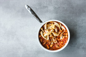 Lange, breite Nudeln passen bestens zu sämigem Ragout