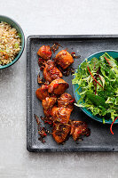 Sous-Vide gegartes, karamellisiertes Hähnchen mit Salat