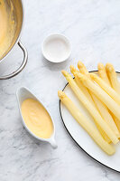 Sous-Vide gegarter, weisser Spargel mit Hollandaise