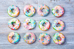 Regenbogen-Donuts mit Zuckerglasur