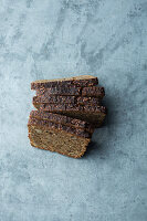 Dark bread for providing roasted flavours