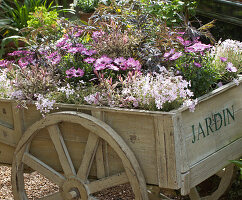 Hölzerner Wagen als Blumenbeet