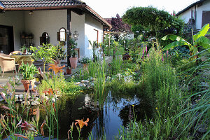 Haus mit Gartenteich an der Terrasse