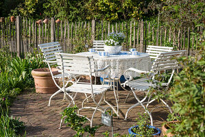 Sitzgruppe mit bepflanzter Suppenterrine als Tischdekoration