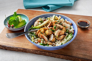 Thai green curry with cauliflower rice, chicken and coconut