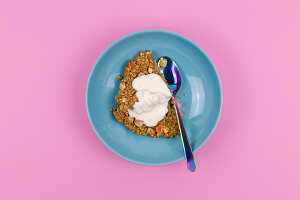 Baked Oatmeal mit Vanillejoghurt