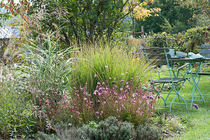 Bed with magnificent candle 'Lillipop Pink' and Chinese reed