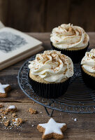 Zimtstern-Cupcakes mit Frischkäse-Mascarpone-Zimt-Topping