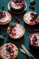 Tartlets with cream cheese, white chocolate cream and rosewater