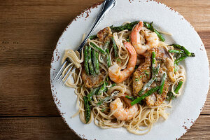 Pasta with shrimp and asparagus