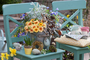 Easter decoration with primrose, ray anemones, grape hyacinth, purple bells, milk star and ragwort