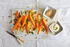 Gegrillte Karotten mit Farro, Frühlingszwiebeln, Karottengrün, Sesam und Joghurtdip