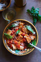 Pasta mit Tomaten, Basilikum, Kapern und Parmesan
