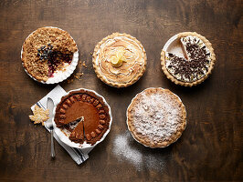 Verschiedene Pies (Kürbispie, Crumble-Heidelbeer-Pie, Applepie, Schokoladenpie, Limoncello-Baiser-Pie)