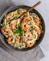 Pasta with srimps and garlic-basil-cream sauce