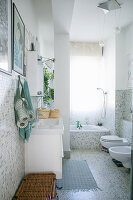 Helles Badezimmer mit Mosaikfliesen