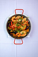 Paella mit Hummer, Muscheln und Garnelen (Spanien)