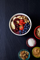 Pitahaya-Bowl mit Früchten, Nüssen und Erdnussbutter