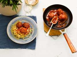 Spaghetti mit Fleischbällchen und Tomatensauce