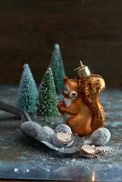 Weihnachtskonfekt, Eichhörnchen-Baumschmuck und Tannenbäumchen