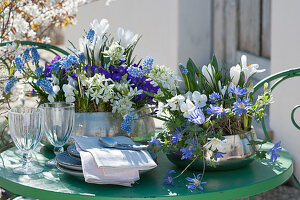 Blau-weiße Frühlingsdeko auf dem Terrassentisch