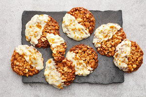 Peanut-curry florentines