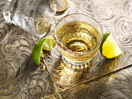 Tequila im Shotglas mit Limettenschnitzen